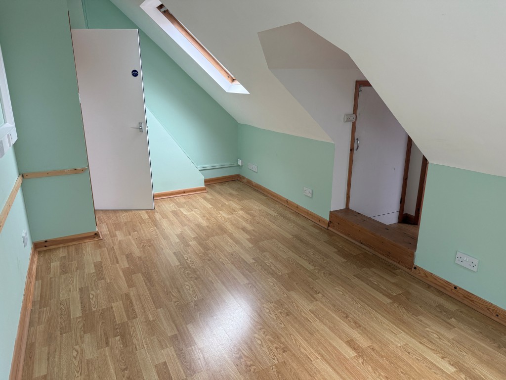 Lot: 36 - FORMER DOCTORS SURGERY WITH POTENTIAL FOR RESIDENTIAL CONVERSION - SF bedroom 2 leading to bedroom 3